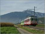 Der AOMC Regionalzug 33 von Champry, unterwegs in der flachen Rhoneeben wird in Krze  Villy erreichen.