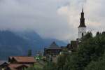 Die Aigle-Ollon-Monthey-Champéry Bahn: Geschafft! Zug 503-531 hat mittels des zweiten Zahnstangenabschnitts den Bahnhof von Val d'Illiez erreicht, 18.August 2015. 