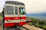 Die Aigle-Ollon-Monthey-Champéry Bahn: Triebwagen 502 hat die erste Steigung von Monthey aus erklommen; Blick von Chemex aus hinunter ins Tal. 18.August 2015.   