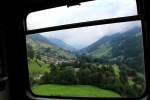 Die Aigle-Ollon-Monthey-Champéry Bahn: Vom dritten Zahnstangenabschnitt unterhalb Champéry aus öffnet sich der Blick nicht nur auf die soeben zurückgelegte Strecke, sondern auf das ganze Tal. Bild aus Triebwagen 502, 18.August 2015. 