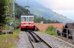 Die Aigle-Ollon-Monthey-Champéry Bahn: Triebwagen 502 (mit Steuerwagen 532) beginnt den Abstieg von Val d'Illiez, 18.August 2015.