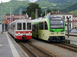 tpc - Steuerwagen Bt 134 mit Triebwagen Be 4/4 102 neben dem neuen Triebwagen Beh 2/6 542 unterwegs im Bahnhofsareal in Aigle anlässlich des Abschieds Fest der Alten Fahrzeuge der AOMC in Aigle am 19.06.0216