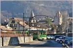 Zwischen Dépôt ASD und Place du marché stehen noch alte Fahrleitungsmasten. Bt431 + BDe 4/4 404 unterhalb von Schloss Aigle. Über dem Schlo9ss erkennt man die Linienführung nach Les Diablerets. (14.12.2016)