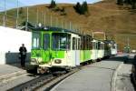 Whrend meine Frau mit ihrem Natel rumtickert, habe ich die Chance genutzt um den Zug zu fotografieren;-)Bt 64 und BDeh 4/4 81 am Col-de-Bretaye; 25.10.2013