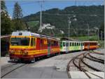 Der BVB Beh 4/4 83 schiebt seinen Regionalzuzg 46 von Bex nach Villars kurz nach der Abfahrt in Bévieux bergwärts.