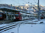 tpf - Triebwagen ABe 2/4 102 mit Zwischenwagen B 102 und Endtriebwagen Be 2/4 102 im Bahnhof Bulle am 07.12.2017