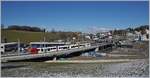 Ein Blick auf den neuen Bahnhof von Châtel St-Denis mit einem einfahrenden TPF SUR Be 2/4 - B - ABe 2/4 von Palézieux nach Bulle.