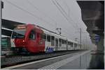 Der TPF SURF Be 2/4|B|ABe 4/4 104 wartet als S50 nach Montbovon im neuen Bahnhof von Châtel St-Denis auf die Abfahrt.