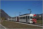 Der TPF Be 4/4 121 mit dem B 207 (ex MOB), B209 (ex MOB) und dem ABt 221 ist unmittelbar bei der Haltestelle von Lessoc als RER 51 14769 auf dem Weg nach Bulle.