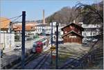 Nicht ganz einfach gestaltete sich die Idee, den TPF Meterspurzug mit Be 4/4 124, Bt 224 und ABt 223 im Zielbahnhof Broc Fabrique zwischen Bäumen und Fahrleitungsmasten aufs Bild zu bekommen.