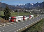 Es wird Umgespurt: die TPF Meterspur Strecke Bulle - Broc Fabrique wird nach Ostern auf Normalspur umgebaut, folglich sind dann hier keine Meterspur -Züge mehr zu sehen. Im Bild der TPF Regionalzug S60 14965 mit dem ABt 223, dem Bt 224 und dem schiebenden Be 4/4 124 zwischen Broc und La Tour-de-Trême auf der Fahrt nach Bulle. 

2. März 2021