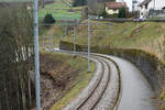 ABSCHIED VON DER SCHMALSPURSTRECKE BULLE - BROC FABRIQUE.
Transports publics fribourgeois (TPF)
Zum Abschied von der Schmalspur-Strecke zwischen Bulle und Broc-Fabrique wurden die fahrplanmässigen Fahrten vom 27. und 28. März 2021 ohne Aufpreis mit Nostalgiezügen von GFM Historique geführt.  Der historische Zug bestand aus Be 4/4 131 + BC Ce 811, ehemals Brünig + BDe 4/4 141.
Diese sechs Abschiedsaufnahmen meiner sechsten Serie sind am 27. und 28. März 2021 zwischen Broc Village, Gare und Broc Fabrique entstanden.
Besondere Beachtung gilt der kurvenreichen Streckenführung.
Foto: Walter Ruetsch