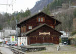 ABSCHIED VON DER SCHMALSPURSTRECKE BULLE - BROC FABRIQUE.
Transports publics fribourgeois (TPF)
Zum Abschied von der Schmalspur-Strecke zwischen Bulle und Broc-Fabrique wurden die fahrplanmässigen Fahrten vom 27. und 28. März 2021 ohne Aufpreis mit Nostalgiezügen von GFM Historique geführt.  Der historische Zug bestand aus Be 4/4 131 + BC Ce 811, ehemals Brünig + BDe 4/4 141.
Diese sechs Abschiedsaufnahmen meiner siebten Serie sind am 27. März 2021 zwischen in Broc Fabrique entstanden.
Foto: Walter Ruetsch