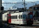 tpf BDe 4/4 121 bei der Einfahrt in Bahnhof Bulle aus der Richtung  Broc-fabrique mit Rollbockgterzug am 11.03.11.