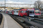 TRAVYS:
IMPRESSIONEN IN DER LETZTEN ABENDSONNE.
Fahrzeugparade in verschiedenen Farben der Chemin de fer Yverdon–Ste-Croix.  
Bahnhof Yverdon-les-Bains, 23. November 2017.
Foto: Walter Ruetsch