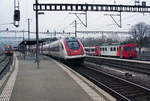 TRAVYS:
IMPRESSIONEN IM HERBSTLICHEN MORGENNEBEL.
Zusammentreffen von normaler und schmaler Spur.
Bahnhof Yverdon-les-Bains, 17. November 2017.
Foto: Walter Ruetsch