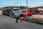 125 Jahre Yverdon-les-Bains-Ste-Croix
TRAVYS/YStC
LA TRACTION
Am 1. und 2. September 2018 feiert die Strecke Yverdon-les-Bains-Ste.Croix ihr 125. Jubiläum.
Zur Erinnerung an die ersten Betriebsjahre stehen an beiden Festtagen Dampfzüge für Sonderfahrten im Einsatz.
Am 27. August 2018 wurde für diesen besonderen Anlass auf der Strasse ein Dampfzug von La Traction, bestehend aus der  G 2/3 + 3/3 E 206 und den BC 74 und BC 75, von Le Noirmont nach Yverdon-les-Bains  transportiert.
Impressionen von Le Noirmont.
Foto:  Walter Ruetsch  