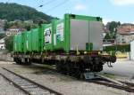 Rollbockgterverkehr bei der Travys in Sainte-Croix.
Der Mll fhrt hier Bahn.
Auf den beiden Rollbockprchen YSC-Ua613 und Ua609 steht der Normalspur-Tragwagen 33 85 472 7134-3 Slps-x CH-ACTS
Bei den Fahrzeugen der Travys-Strecke Yverdon - Sainte-Croix ist die traditionelle Bezeichnung der Strecke noch allgegenwrtig. 
Als Abkrzung kann man aber sowohl YSteC als auch YSC finden.  

29.05.2009 Sainte-Croix