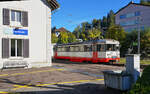 Der BDe 4/4 3 der Transports Publics Neuchatelois wartet am 07.10.2025 im Bahnhof Les Brenets auf Fahrgäste in Richtung Le Locle