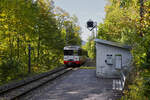 Im abseits der Ortschaft gelegenen Haltepunkt Les Fretes halten die Züge der Bahn von Le Locle nach Les Brenets nur auf Verlangen. Das war bei dieser Fahrt des BDe 4/4 3 am 07.10.2025 jedoch nicht der Fall.