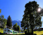 Wengernalpbahn Fahrplanzug mit den beiden Panorama-Triebwagen 141 (mit Werbung für Coop) und dem bunten 143 ( 125 Jahre Wengernalpbahn ), mit Blick auf die Eiger Nordwand. 3.September 2019 