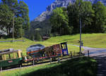 Ein kleines Kunstwerk! Der schwer beladene Güter-Steuerwagen X770 der Wengernalpbahn, sorgfältig hergerichtet für die maximale 250 Promille-Steigung. 3.September 2019 