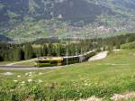 Berner Oberland 2007 - Und gleich noch ein Zug an gleicher Stelle, kurz vor Alpiglen. Eine Doppeltraktion von Triebwagen neuerer Bauart fhrt ebenfalls am 01.08.2007 bergwrts nach der Kleinen Scheidegg. Im tal ist das weitlufige Grindelwald erkennbar.