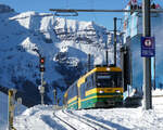 Lokalzug von Lauterbrunnen - Wengen nach Kleine Scheidegg fährt in die Station Wengernalp 1874 müM) ein.