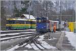 Während der neune WAB He(m) 4/4 N° 43 auf einen neuen Einsatz wartet rangiert die WAB He 2/2 32  fleissig Güterwagen.