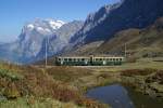 Dieser BDhe 4/4 hat vor kurzem die Kleine Scheidegg in Richtung Grindelwald verlassen und macht sich vor gigantischer Bergkulisse daran, die steile Talfahrt in Angriff zu nehmen.