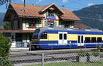Moderner Zug vor dem schmucken Bahnhofgeb�ude in Wilderswil, 22.7.2026