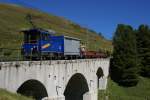 Der etwas andere Gterzug: Vom vordersten Gterwagen aus wird die He 2/2 32 ferngesteuert. Gesehen am 26.8.10 unterhalb der Kleinen Scheidegg.