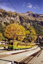 Triebwagen der Wengeralp Bahn (800mm Zahnradbahn) in Wengen 1275m, im Oktober 2005.