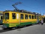 Der revidierte Triebwagen Nr. 121 auf der Kleinen Scheidegg. Seit der letzten Revision hat dieser Wagen im Fhrerstand, auf der Seite (oben, neben den Einstiegstren) und im Fahrgastraum neue, digitale Anzeigen, 10.11.2011.