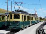 WAB - Zahnradtriebwagen BDeh 4/4 110 mit 2 Wagen im Bahnhofsareal auf der Kleinen Scheidegg am 16.09.2011