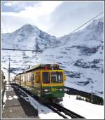 Vor der Kulisse des Mnch kreuzt uns BDhe 4/8 133 in der Station Wengernalp.