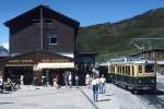 Im Juni 1990 verläßt ein BDhe 4/4 der Wengernalpbahn die Kleine Scheidegg in Richtung Grindelwald. Inzwischen hatten auch einige Triebwagen der ersten Bauserie Scherenstromabnehmer erhalten.