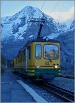 Kurz nach 10 Uhr versperren die mächtigen Berge der Jungfrauregion der Sonne noch den Weg zur Station Wengeneralp, wo sich in einem auf die Kreuzung wartenden WAB Zug die oberhalb Mürren in