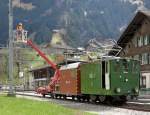 Das allererste elektrische Triebfahrzeug der Wengernalpbahn (1908), Lok 51, ist noch gesund und munter, hier für Fahrleitungsarbeiten in Grindelwald Grund, 27.April 2015.