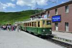 Trotz der kompletten Ablieferung der neuen Pano-Zge fr die Wengen-Seite kann man auf die verbliebenen alten BDeh 4/4 Pendel noch nicht verzichten. Der BDeh 4/4 Nr. 112 (evtl. der letzte Triebwagen mit dem alten 1. Kl Abteil) brachte soeben eine Gruppe aus Grindelwald auf die kleine Scheidegg (2061 m. . M.) und wird bald vorgezogen zum Abstellen, 07.07.2015.