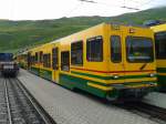 Hier nochmal Bt 242 + BDeh 4/8 122 am 23.7.2015 im Bahnhof Kleine Scheidegg.