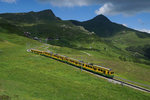 BDhe 4/8 134 und BDhe 4/8 132 sowie Bt 253 befinden sich am 09.07.2016 unterhalb der Kleinen Scheidegg.
