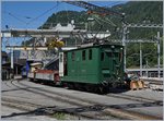 Die 19926 von der SLM unter der Fabriknummer 3135 gebaute He 2/2 N° 64 im Freiverlad von Lauterbrunnen.