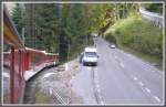 Bald Geschichte und dieser Lieferwagenfahrer kann den Zug im 246 o/oo Geflle nicht mehr bewundern. Hier fhrt IR3671 zwischen Grnenwald und Obermatt talwrts. (22.10.2010)