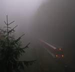 Der Nebel lag so dick, dass nicht einmal das Ende des aus drei Wagen bestehenden IR 3668 (Luzern-Engelberg) zu sehen war. Unterwegs ist die Komposition auf der 24.6% Steilrampe zwischen Obermatt und Ghrst bei Engelberg, kurz vor der Bedarfshaltestelle Grnenwald. Die Stimmung passt: In weniger als zwei Monaten wird die Steilstrecke zugunsten eines neuen Steiltunnels zwischen Grafenort und Ghrst aufgegeben. Bei einer Maximalsteigung von 10.5% wird aber auch weiterhin ein Zahnradantrieb ntig sein. (18.Oktober 2010)