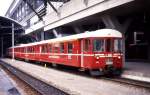 Eine Triebwagen Garnitur der LSE mit Steuerwagen 30 am Kopf steht 
am 27.3.1990 um 14.15 Uhr abfahrbereit im Bahnhof Luzern.