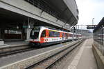 Zentralbahn ET 160005-2 aus Giswil erreicht hier m 20.5.2025 um 13.03 Uhr den Hauptbahnhof Luzern.