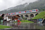 ABeh 150 103-4 (Stadler Adler) konnte auf Höhe der Schiffländte in Niederried bei Interlaken in strömendem Regen und unter sommerunwürdigen Temperaturen aufgenommen werden.