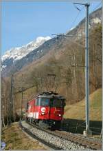 Alte (Leute) verlieren ihrer Zhne, und so ist es auch dem Dhe 4/6 gegangen; aber der siebzigjhrige Triebwagen ist weiterhin rstig und befrdert nun Zahn(Rad)los als De 4/4 110 022-1 IR und GoldenPass Express-Zge zwischen Interlaken und Meiringen. 
Ich hoffe, dass aus diesem Winkel der De 4/4 auch jenen gefllt, die sich mit der zb-Lackierung nicht so anfreunden knnen. Die Aufnahme entstand am 5. Feb. 2011 bei Ebligen, als die De 4/4 110 022-1 mit dem Goldenpass 2217 Richtung Meiringen fuhr.