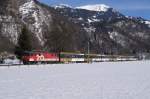 De 110 021-3 verlsst am 18.2.12 mit dem Golden Pass Panoramic Meiringen.